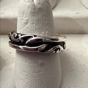 Elegant Silver Swirl Ring